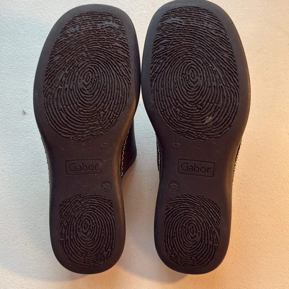 Gabor Men’s Black Leather Toe-Loop Slide with Beige Footbed sandal Size 9 - 9.5